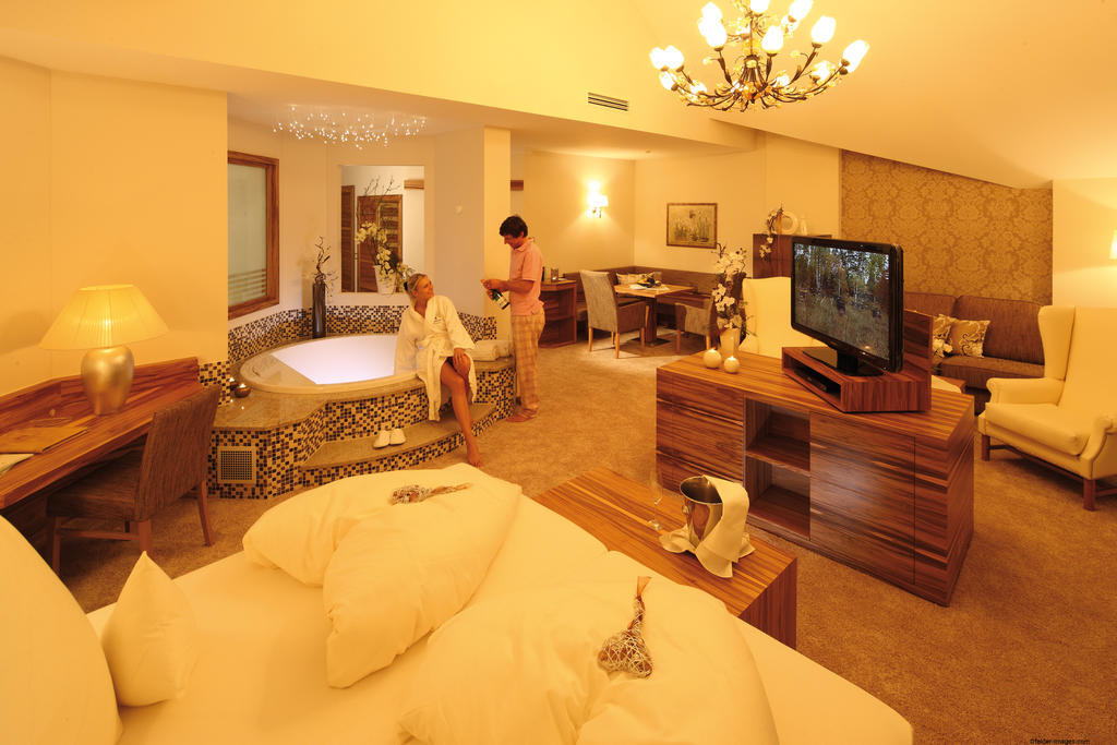 Hotel Mooshof Wellness & Spa Resort โบเดนไมส์ ภายนอก รูปภาพ